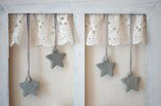 Detalle de cuadro de madera con forma de ventanita decorado con cortinas de encaje , estrellitas de cerámica y fibras naturales Exclusivo de Lily Garden & deco
