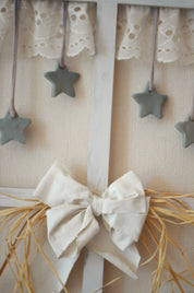 Detalle de cuadro de madera con forma de ventanita decorado con encaje , estrellitas de cerámica y fibras naturales Exclusivo de Lily Garden & deco