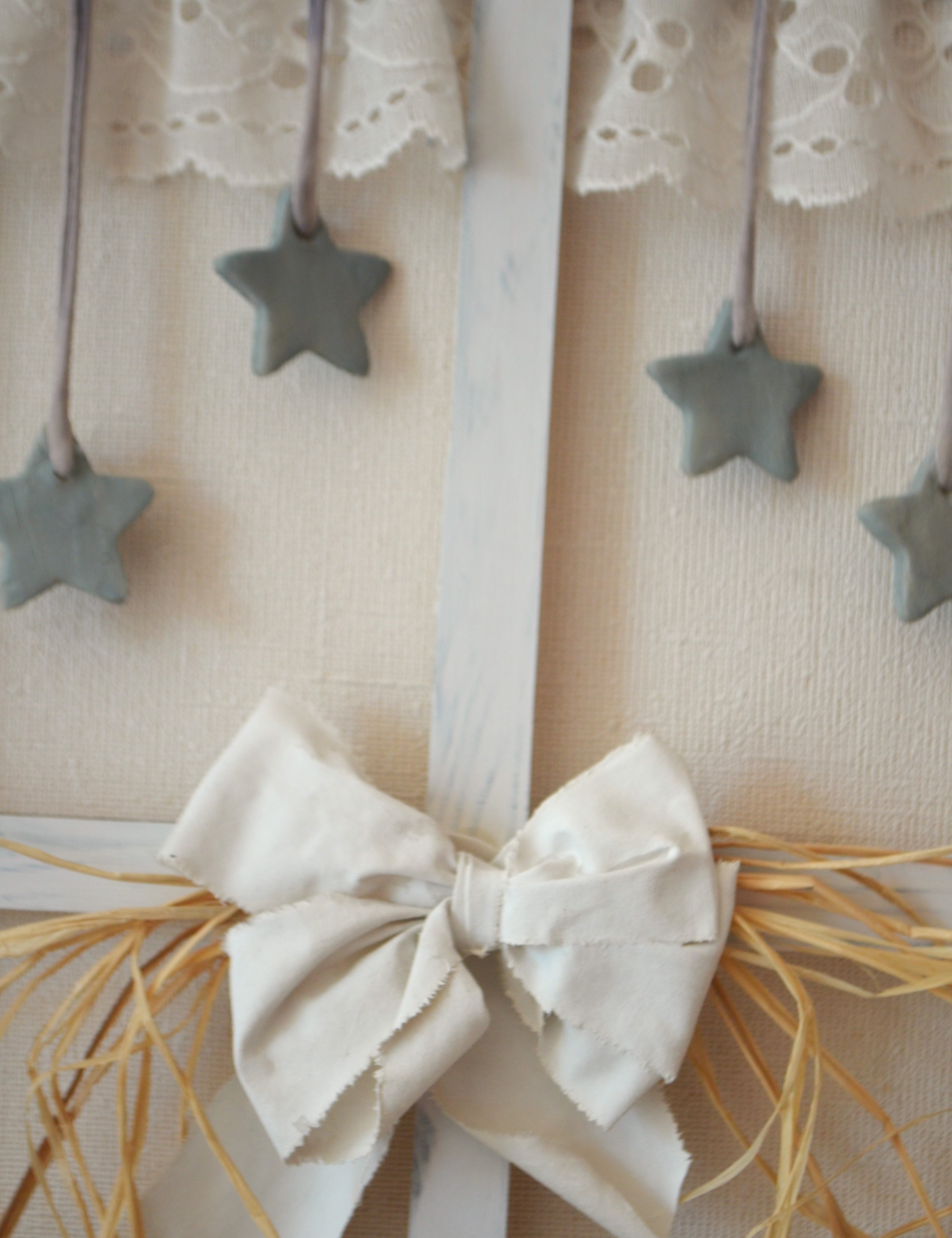Detalle de cuadro de madera con forma de ventanita decorado con encaje , estrellitas de cerámica y fibras naturales Exclusivo de Lily Garden & deco