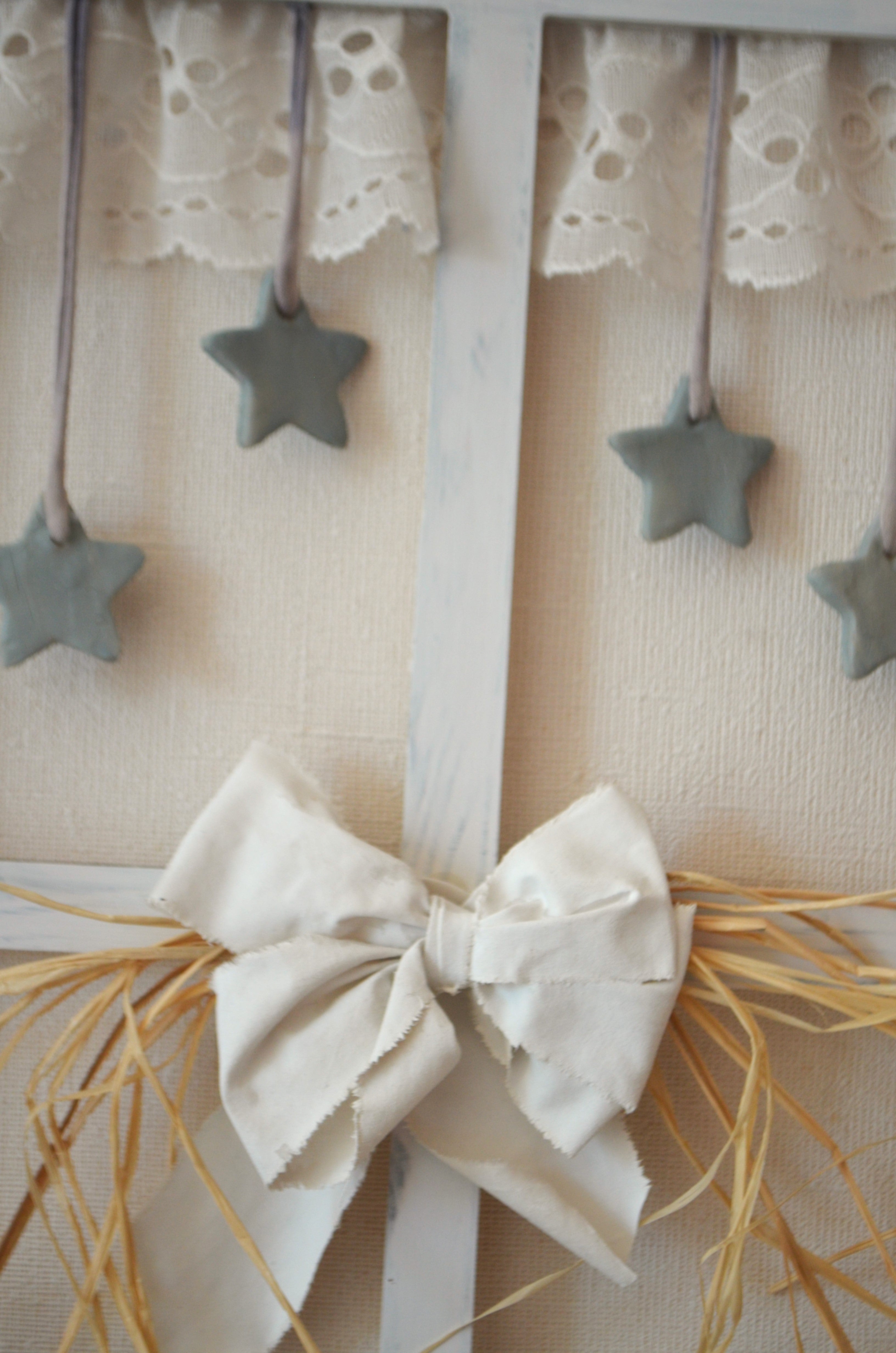 Detalle de cuadro de madera con forma de ventanita decorado con encaje , estrellitas de cerámica y fibras naturales Exclusivo de Lily Garden & deco