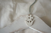 Detalle de flor de madera y tul en gancho de ropa infantil Lily Garden & deco