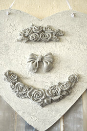 Detalle de flores de cerámica , fondo craquelado con tiras de tela de algodón y cintas de organza Lily Garden & deco
