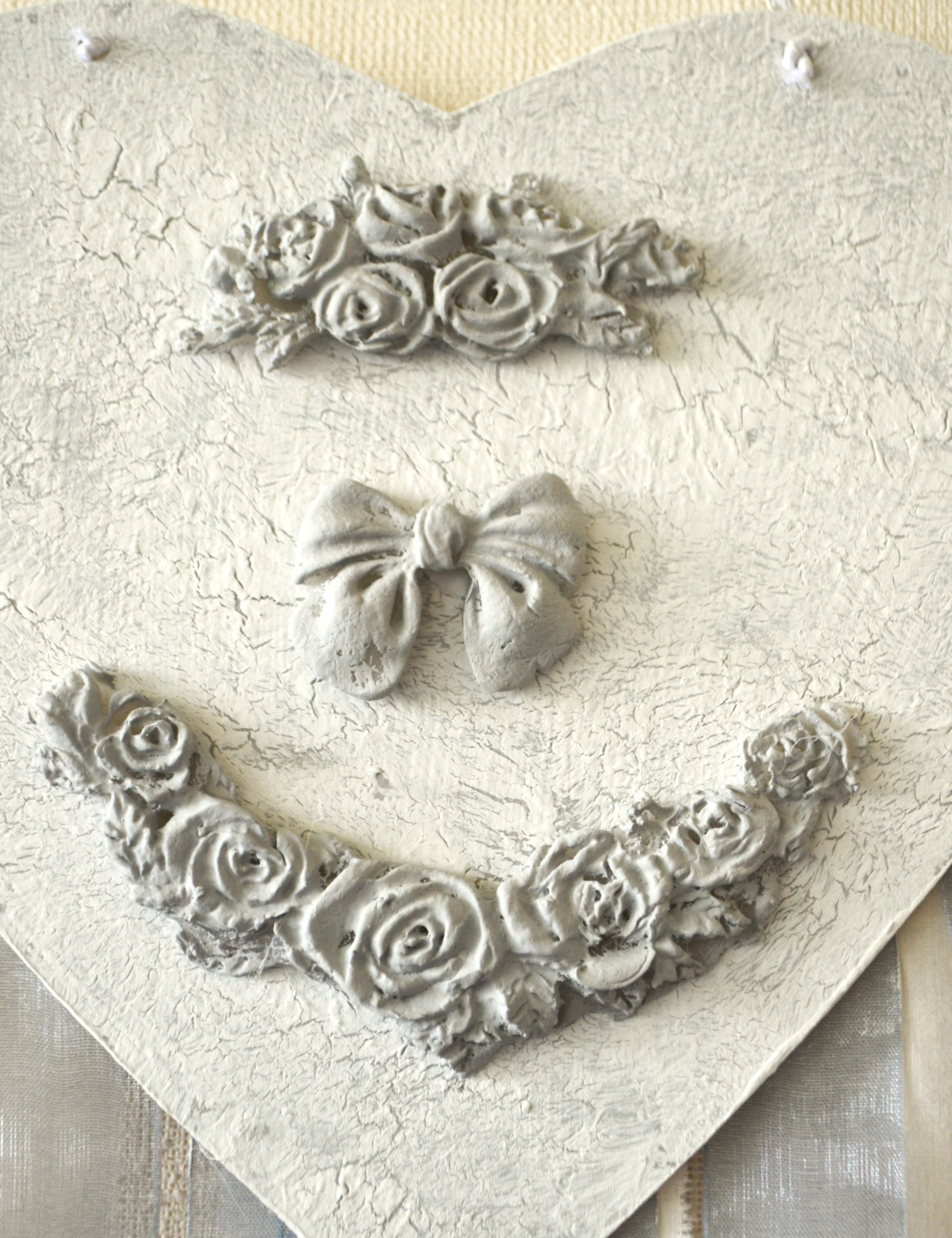 Detalle de flores de cerámica , fondo craquelado con tiras de tela de algodón y cintas de organza Lily Garden & deco