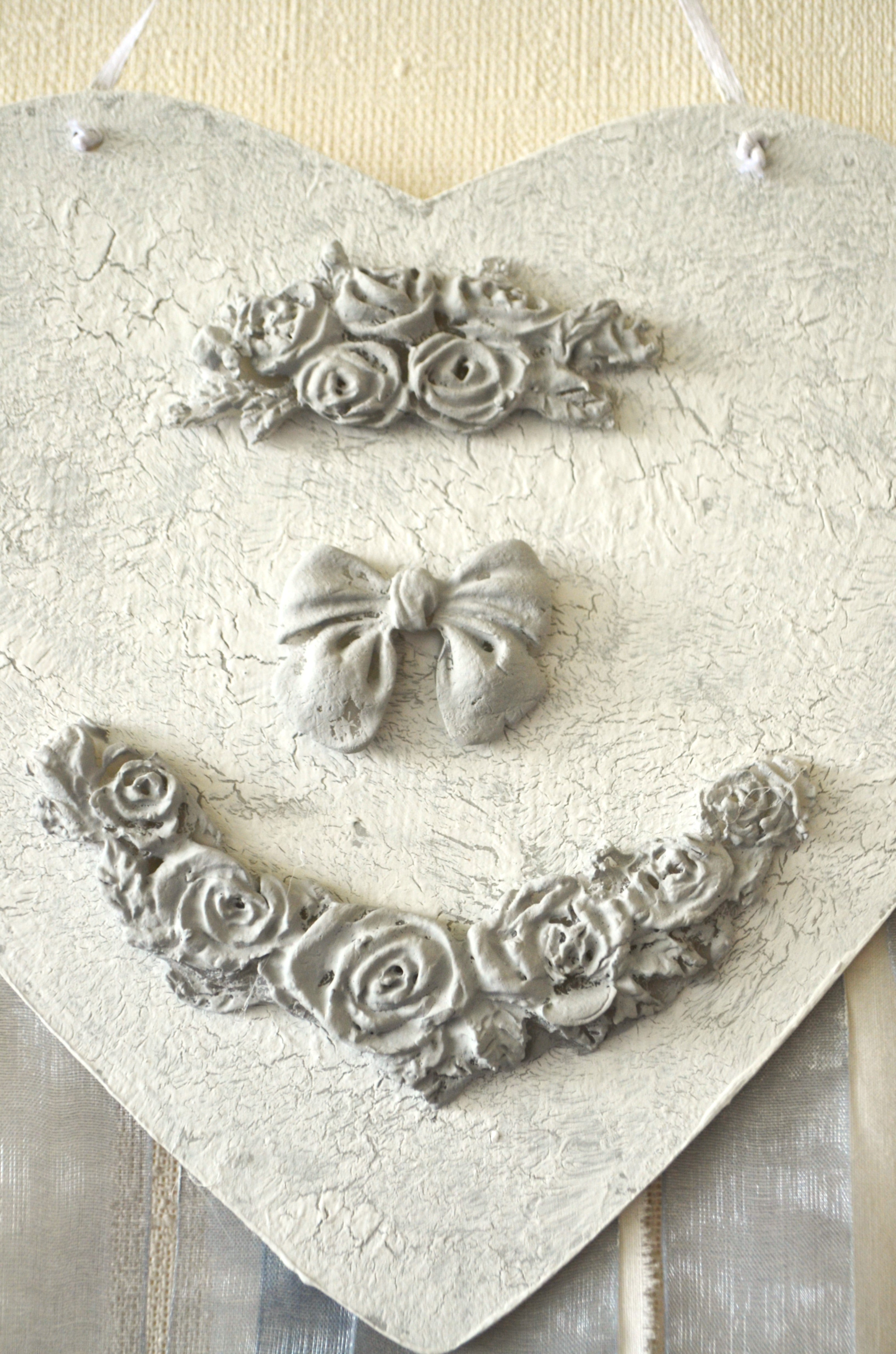 Detalle de flores de cerámica , fondo craquelado con tiras de tela de algodón y cintas de organza Lily Garden & deco