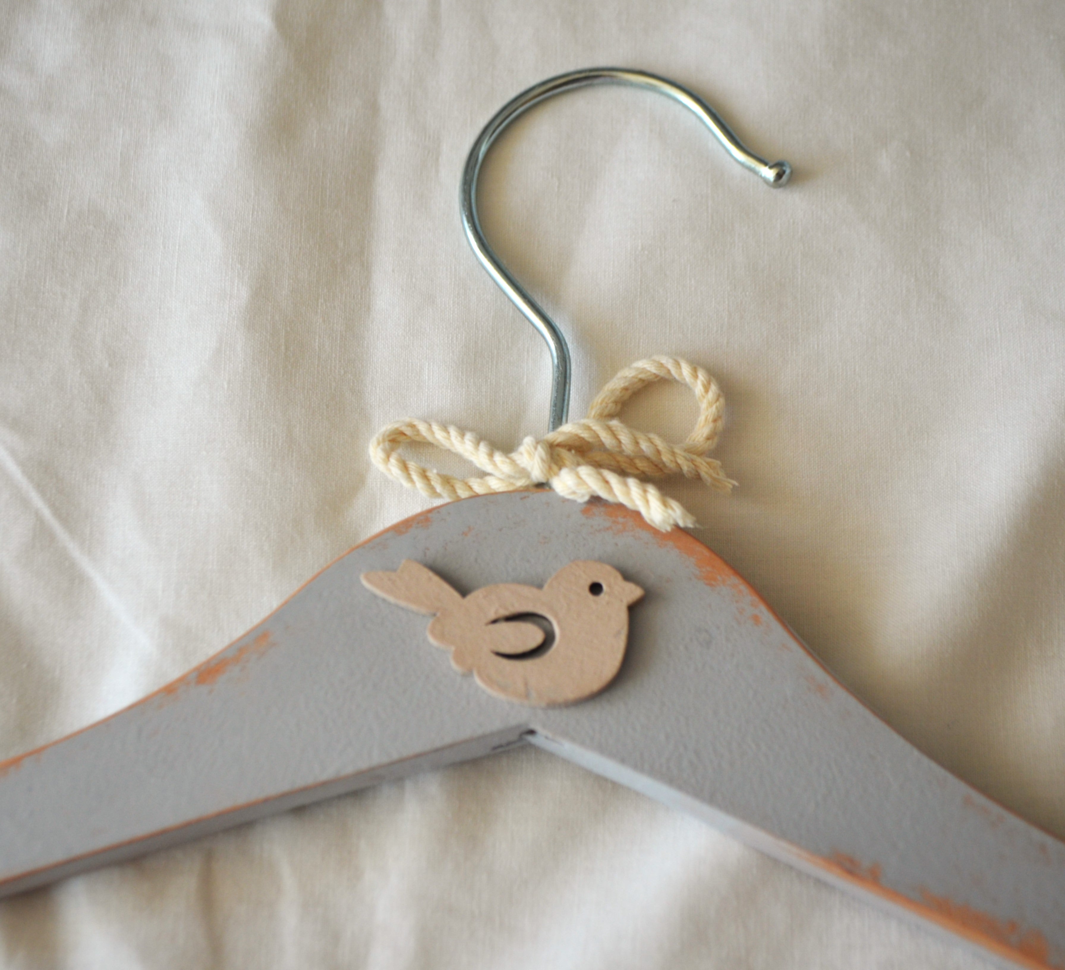 Detalle de pajarito y moño de cuerda en perchero infantil  de madera gris estilo vintage Lily Garden & deco