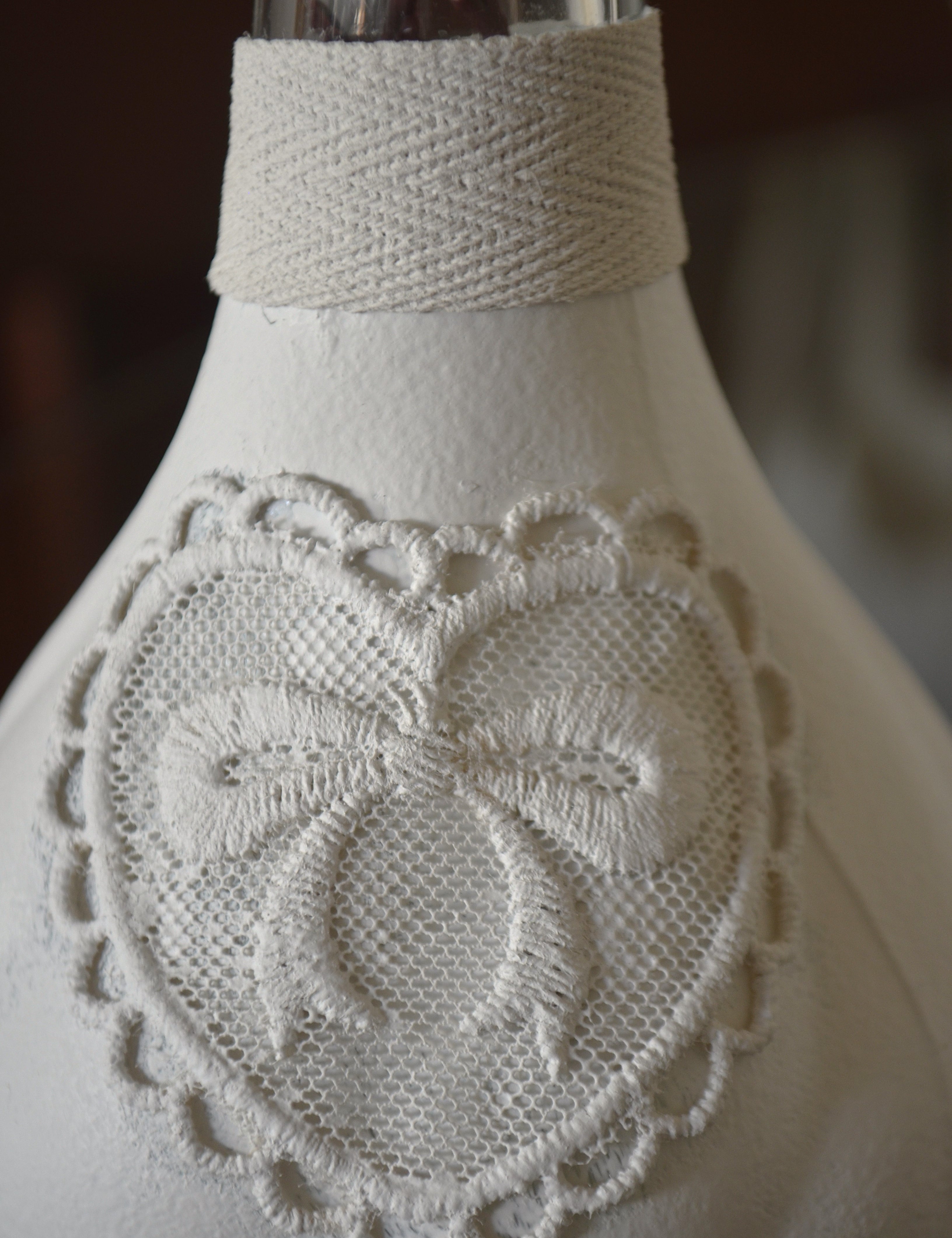 Detalle florero pintado estilo vintage blanco con aplicación de cinta de algodón y encaje Lily Garden & deco