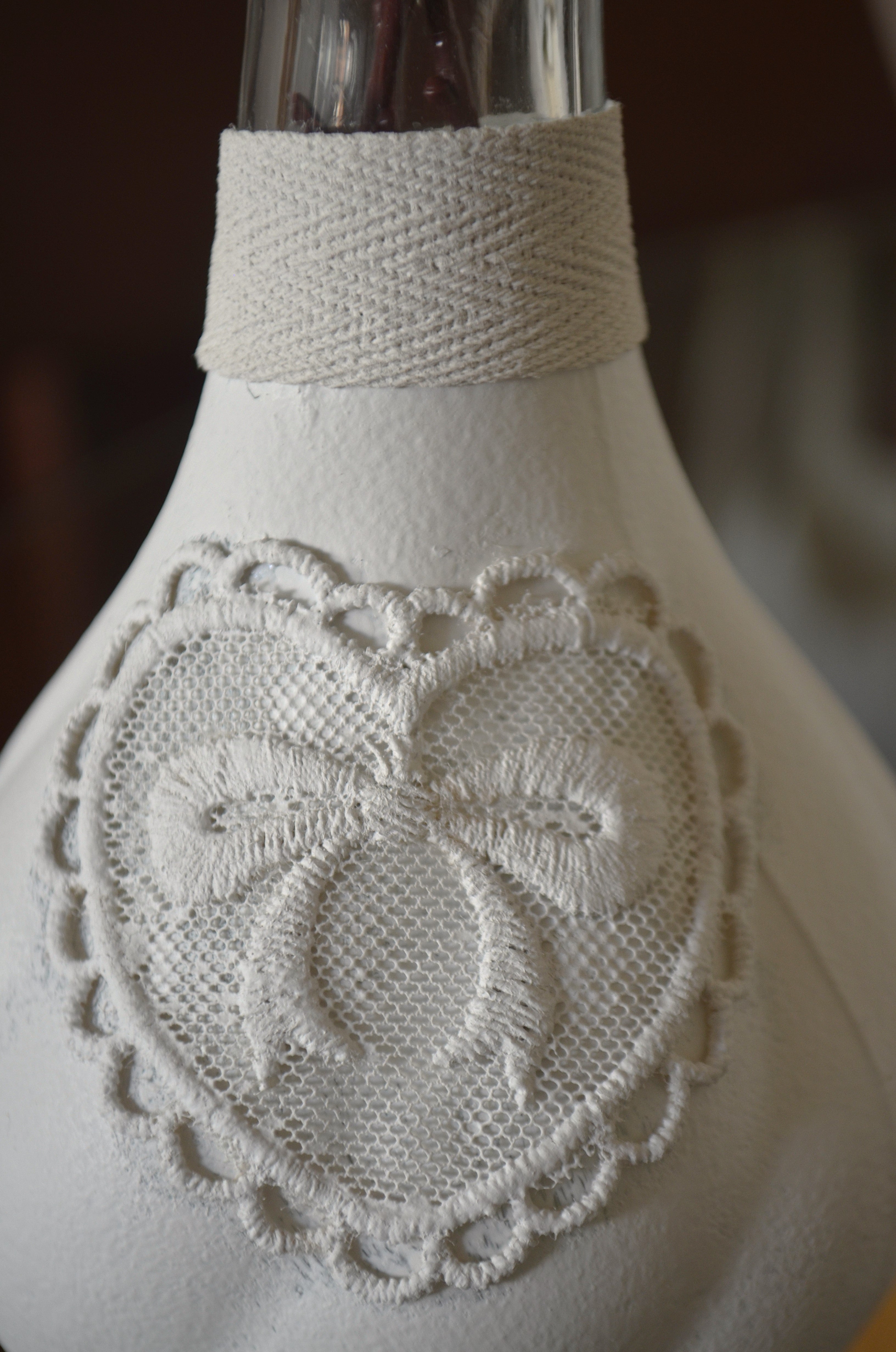 Detalle florero pintado estilo vintage blanco con aplicación de cinta de algodón y encaje Lily Garden & deco