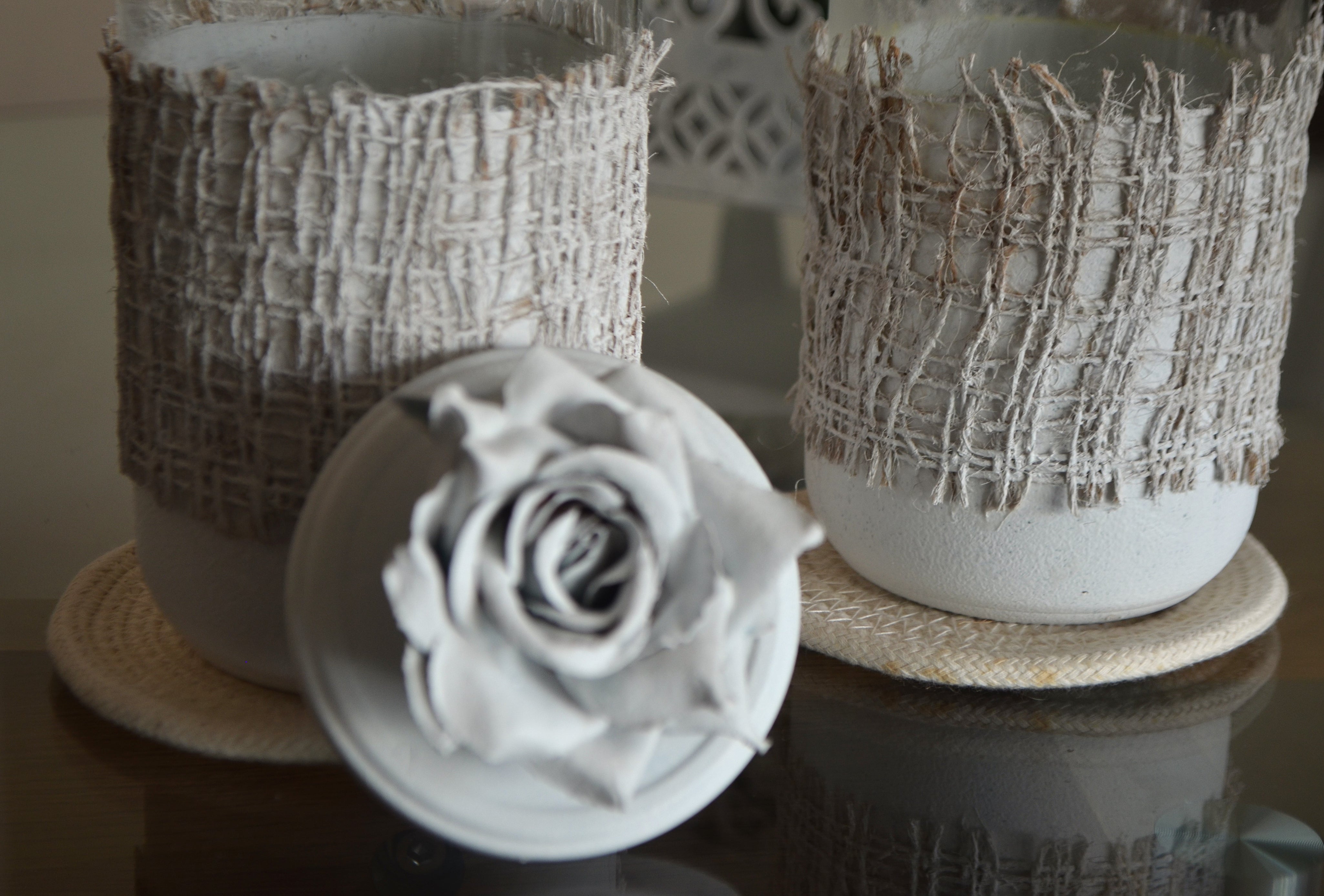 Detalle juego de frascos estilo  romántico decorados con jute y flores de yeso . Lily Garden & deco
