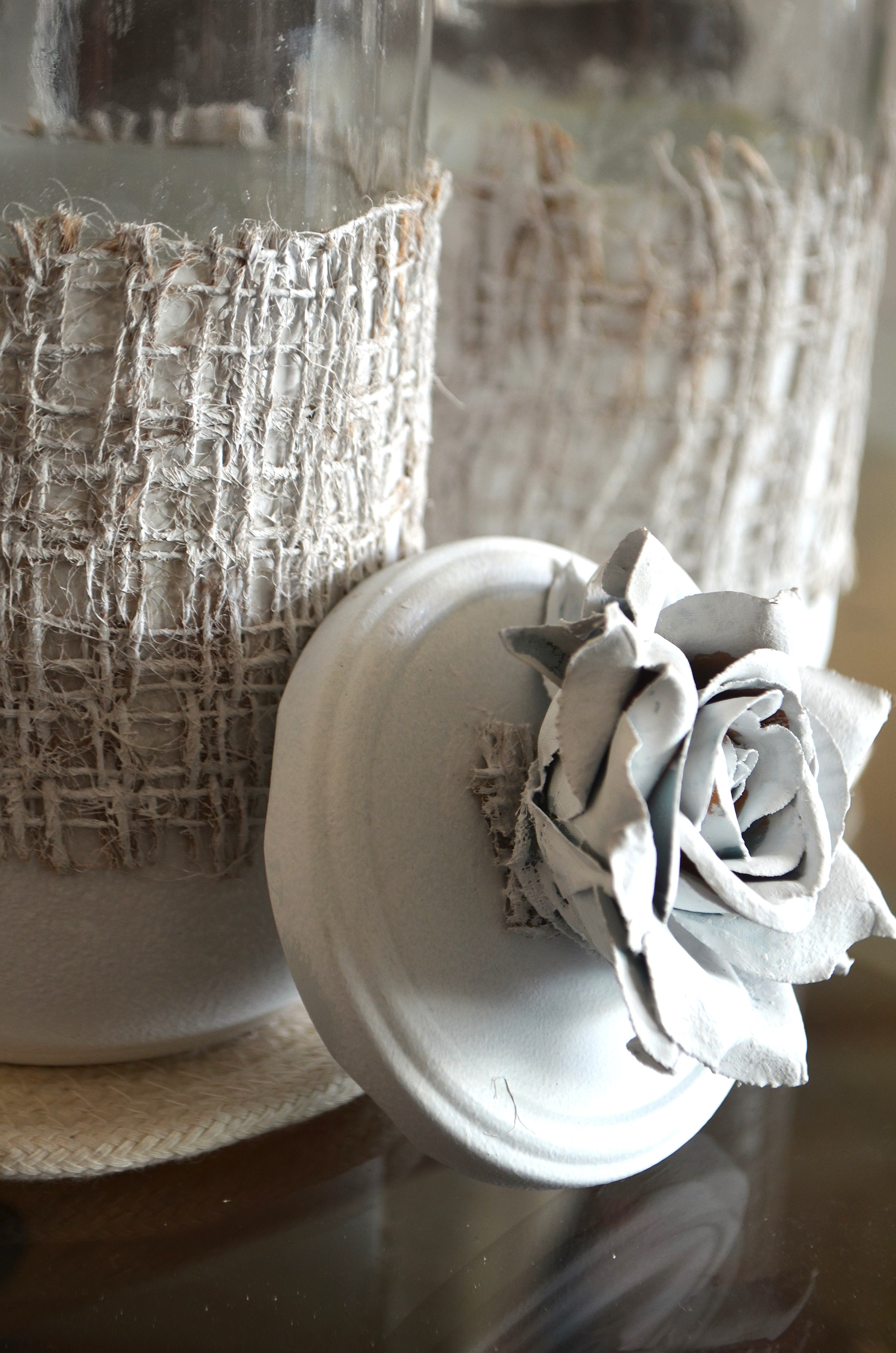 Detalle juego de frascos estilo vintage romántico decorados con jute y flores de yeso . Lily Garden & deco
