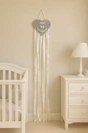 Dormitorio de guagua decorado con Adorno de pared de corazón gris estilo romántico con adornos en cerámicas pintado con fondo craquelado y tiras de algodón exclusivo Lily Garden & deco