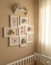Dormitorio de guagua decorado con  Cuadro collage de diseño romántico exclusivo Lily Garden & deco con  corazones en cerámica ,osito de peluche fondo de tela