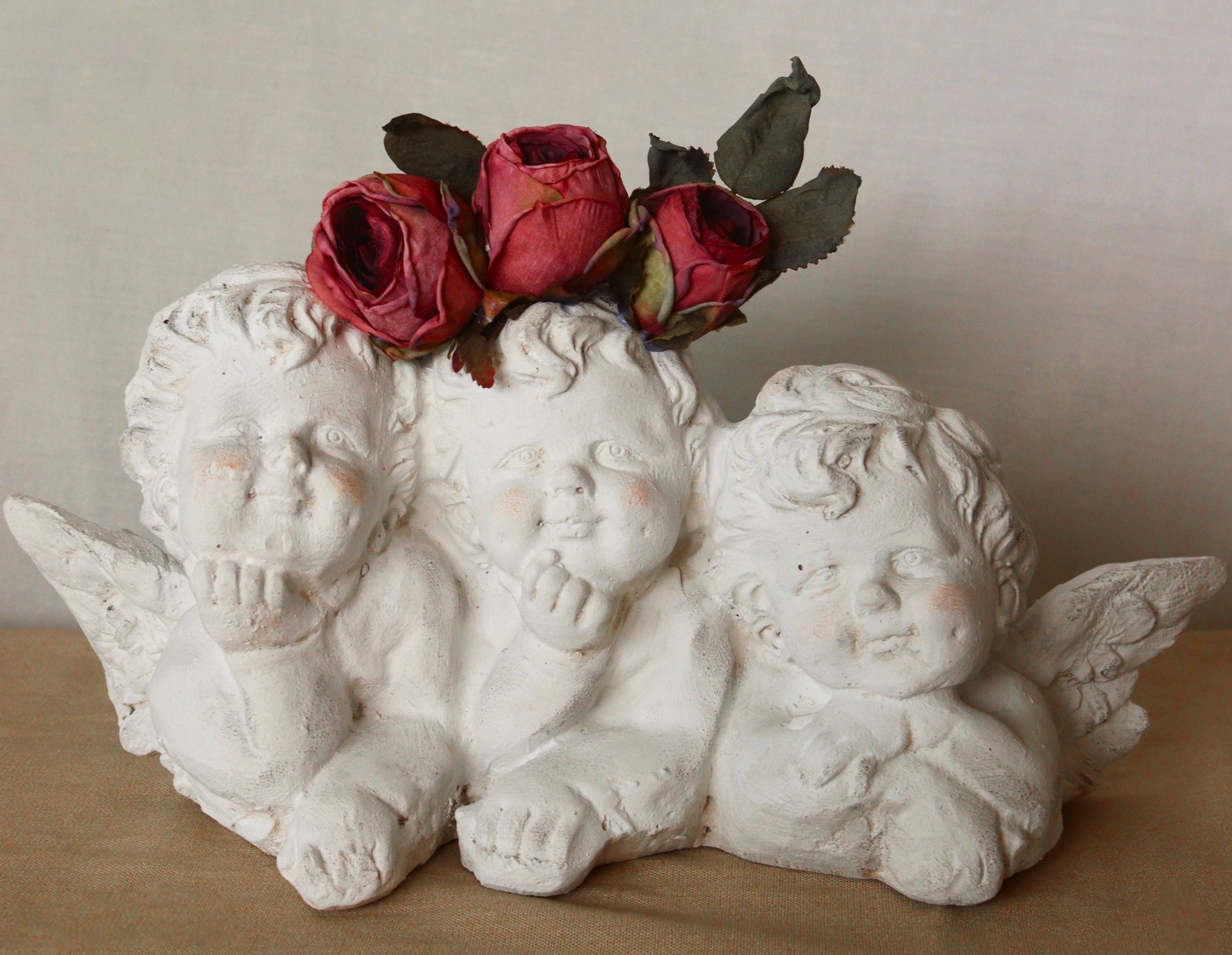 Figura religiosa y decorativa 3 querubines decorados con flores preservadas Lily Garden & deco