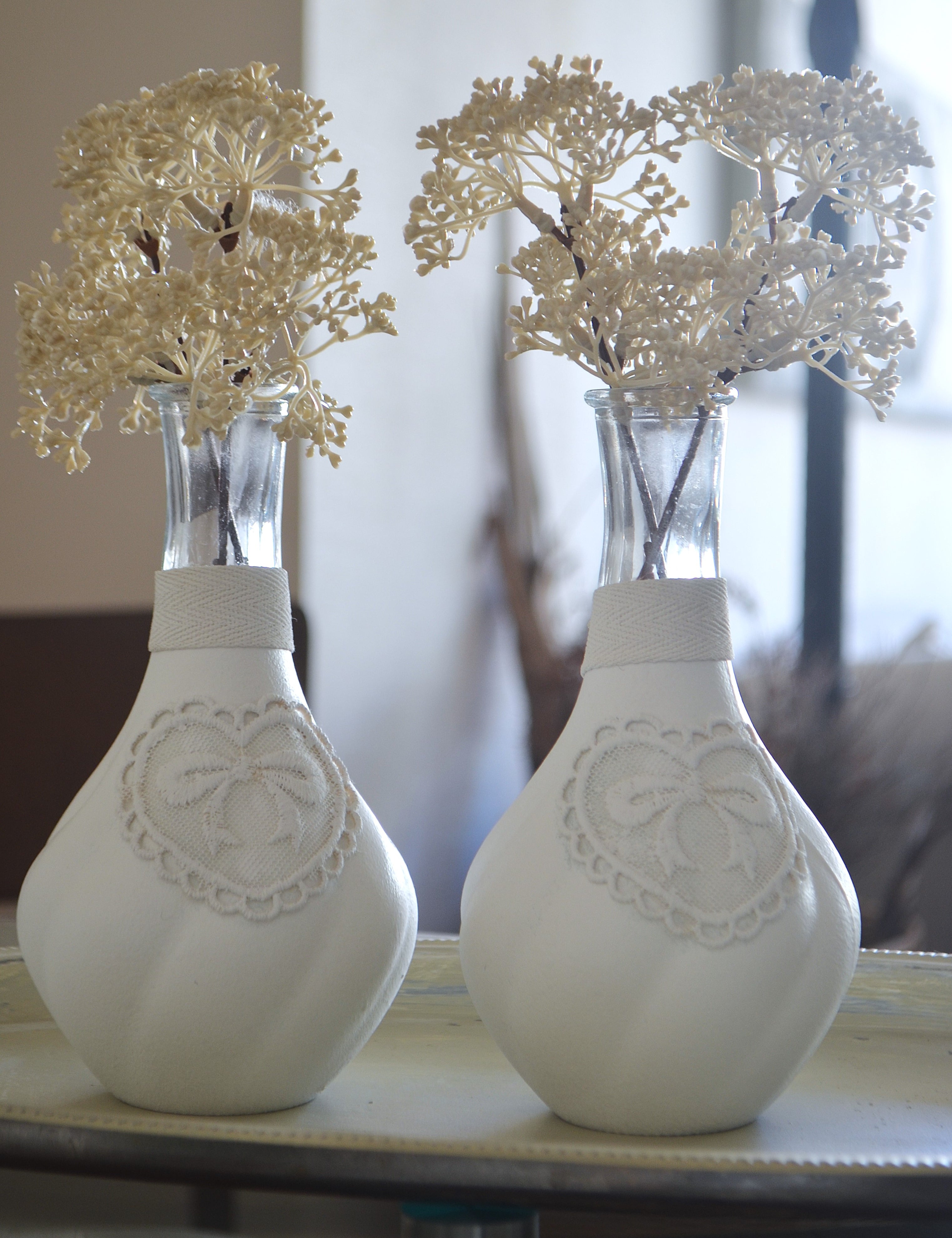 Florero pintado estilo vintage blanco con aplicación de cinta de algodón y encaje Lily Garden & deco