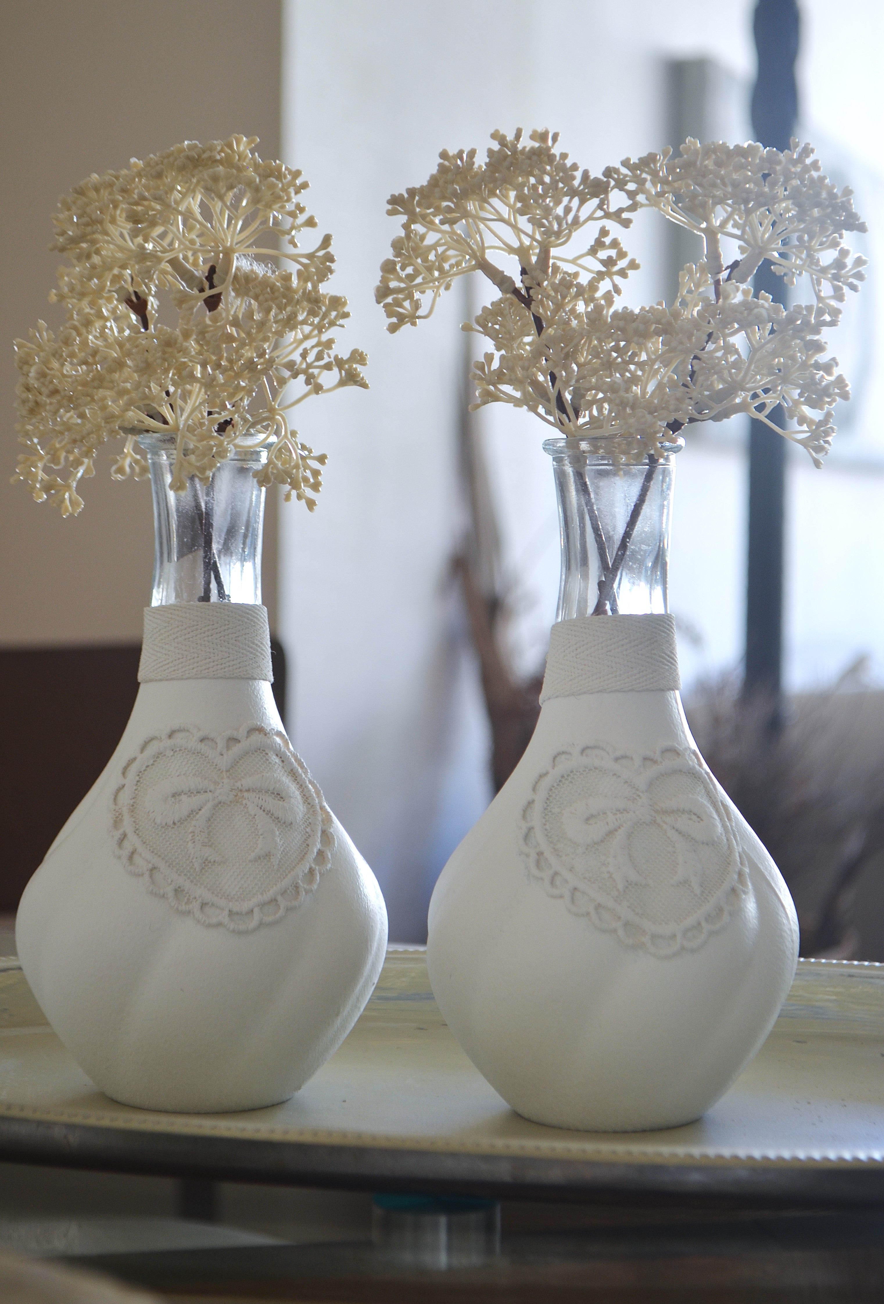 Florero pintado estilo vintage blanco con aplicación de cinta de algodón y encaje Lily Garden & deco
