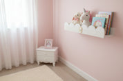 Habitación con Estante infantil de muro blanco de madera para libros y peluches Lily Garden & deco