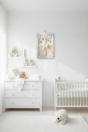 Habitación decorada con cuadro de madera con forma de ventanita decorado con cortinas de encaje , estrellitas de cerámica y fibras naturales Exclusivo de Lily Garden & deco