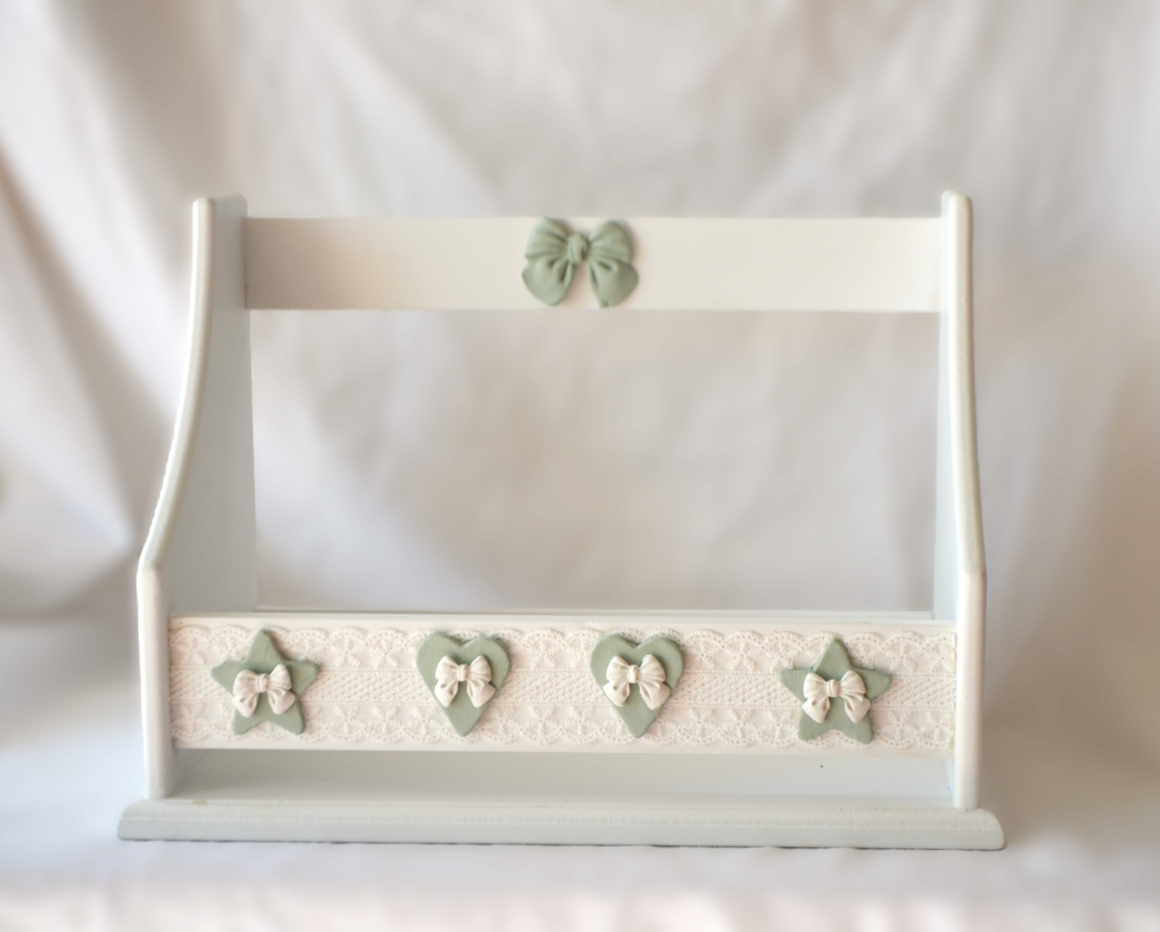 Librero Montessori blanco Lily Garden & deco con detalle de corazones y estrellas