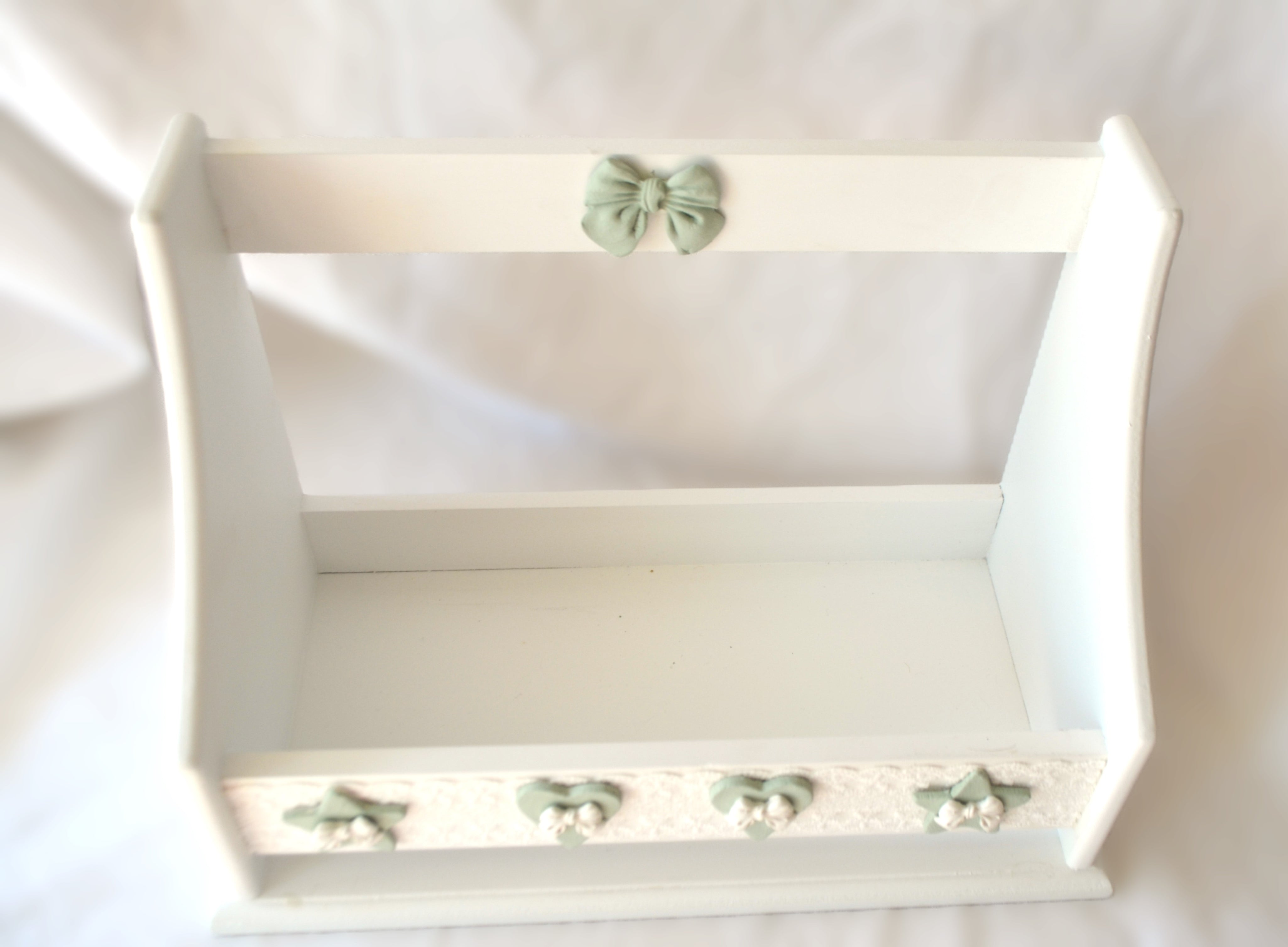 Librero Montessori blanco Lily Garden & deco con detalle de corazones y estrellas en verde agua