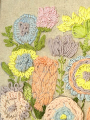 Cuadro de flores bordadas