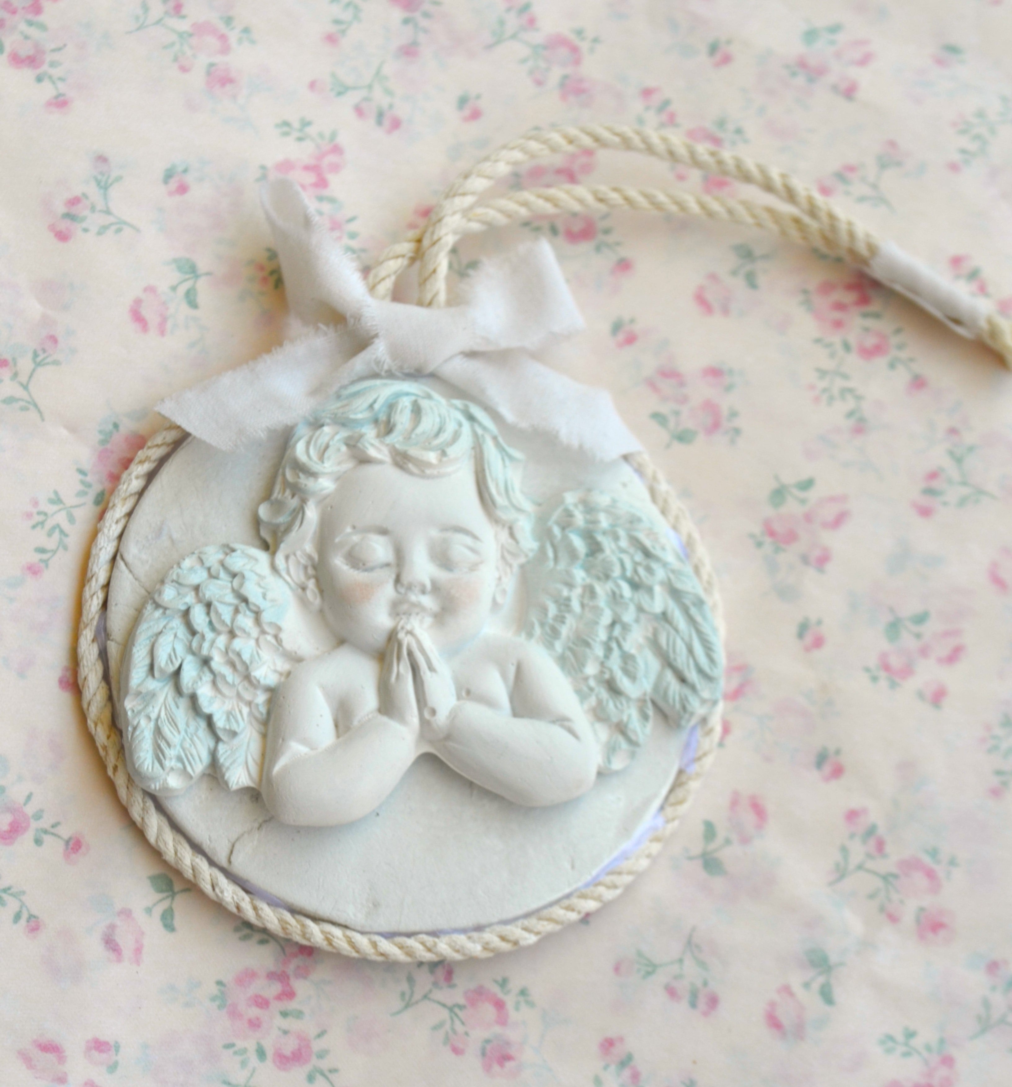 Medallon_de_Angel_de_la_guarda_para_cuna_de_bebe_Lily_Garden_deco.jpg