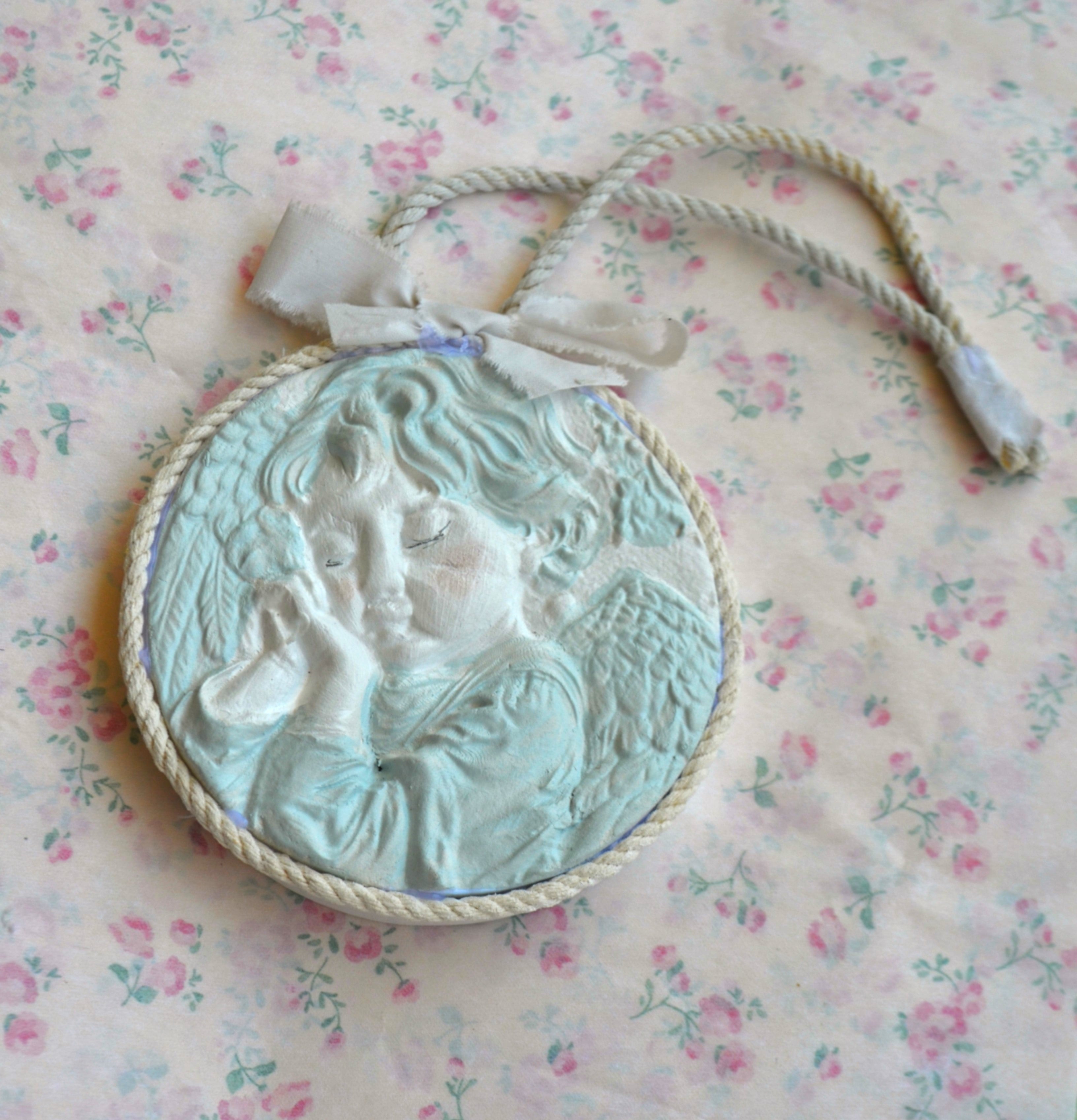 Petit Medallion : Medallones de Angelitos de la guarda y Virgen para la cuna o coche