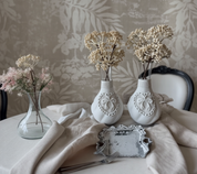 Mesa decorada con  florero pintado estilo vintage blanco con aplicación de cinta de algodón y encaje Lily Garden & deco