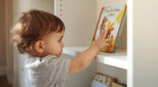 Niño usando librero Montessori para fomentar la lectura temprana