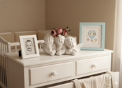 Pieza infantil decorada con figura religiosa que muestra  3 querubines decorados con flores preservadas Lily Garden & deco