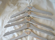 Set de 5 ganchos de madera gris estilo vintage decorados con figuras de madera Lily Garden & deco