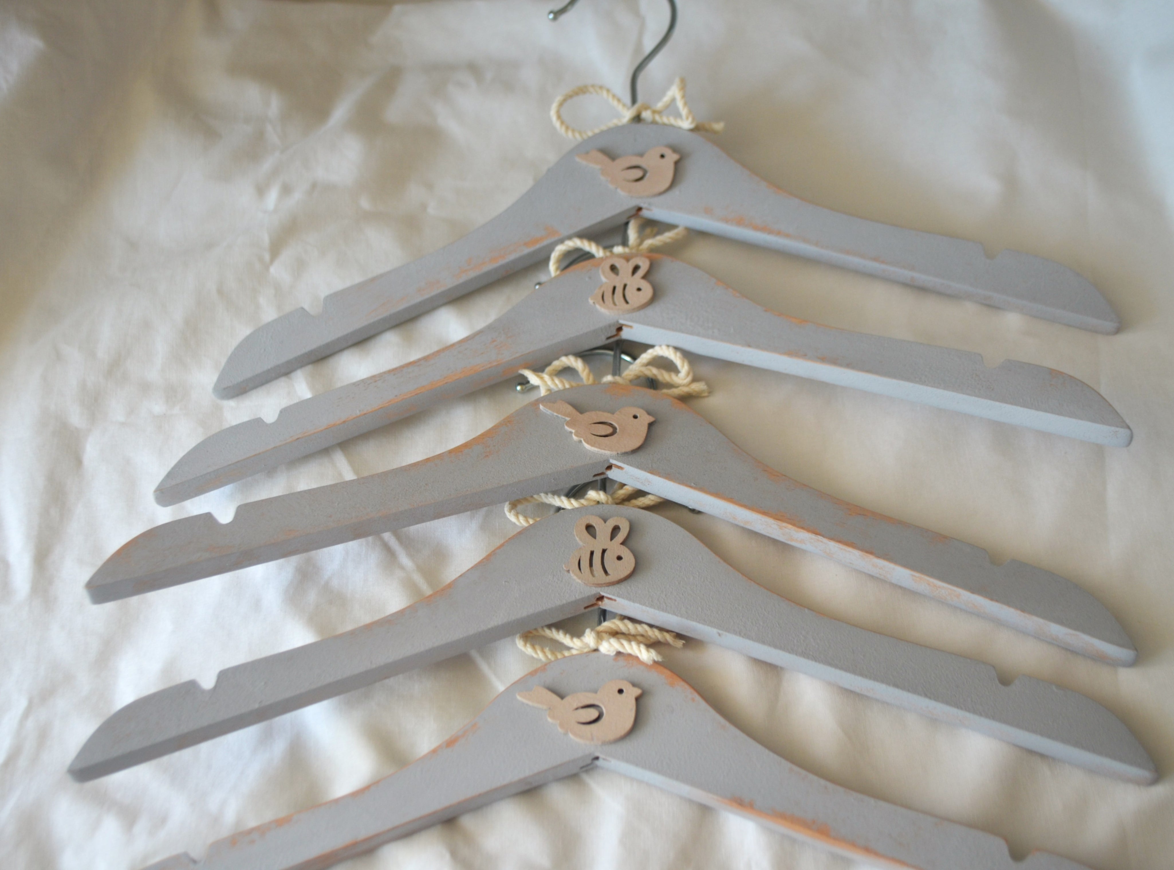 Set de 5 ganchos de madera gris estilo vintage decorados con figuras de madera Lily Garden & deco