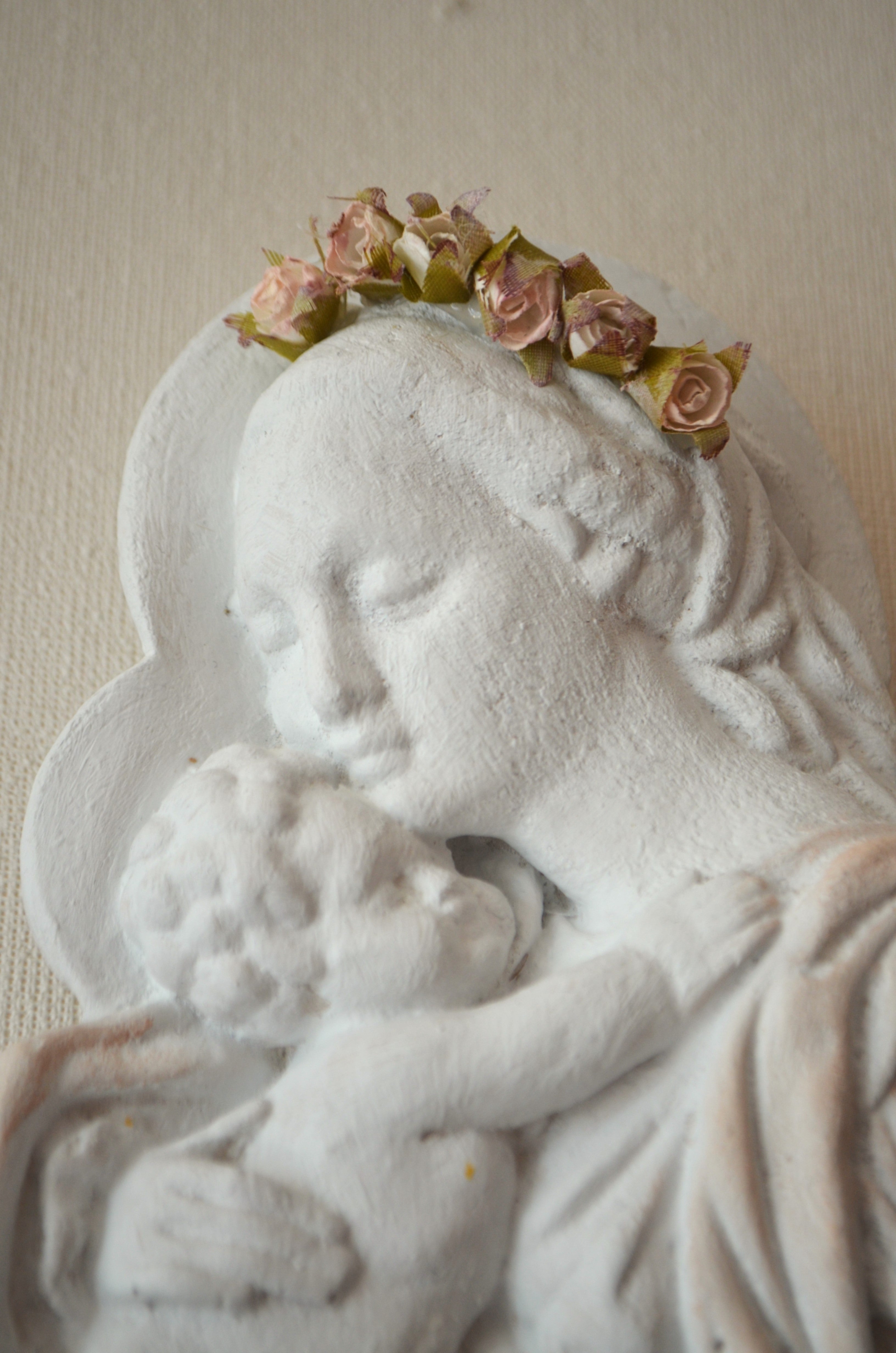 Figura religiosa decorativa Virgen con Corona de Flores - Regalo Bautizo y Primera Comunión
