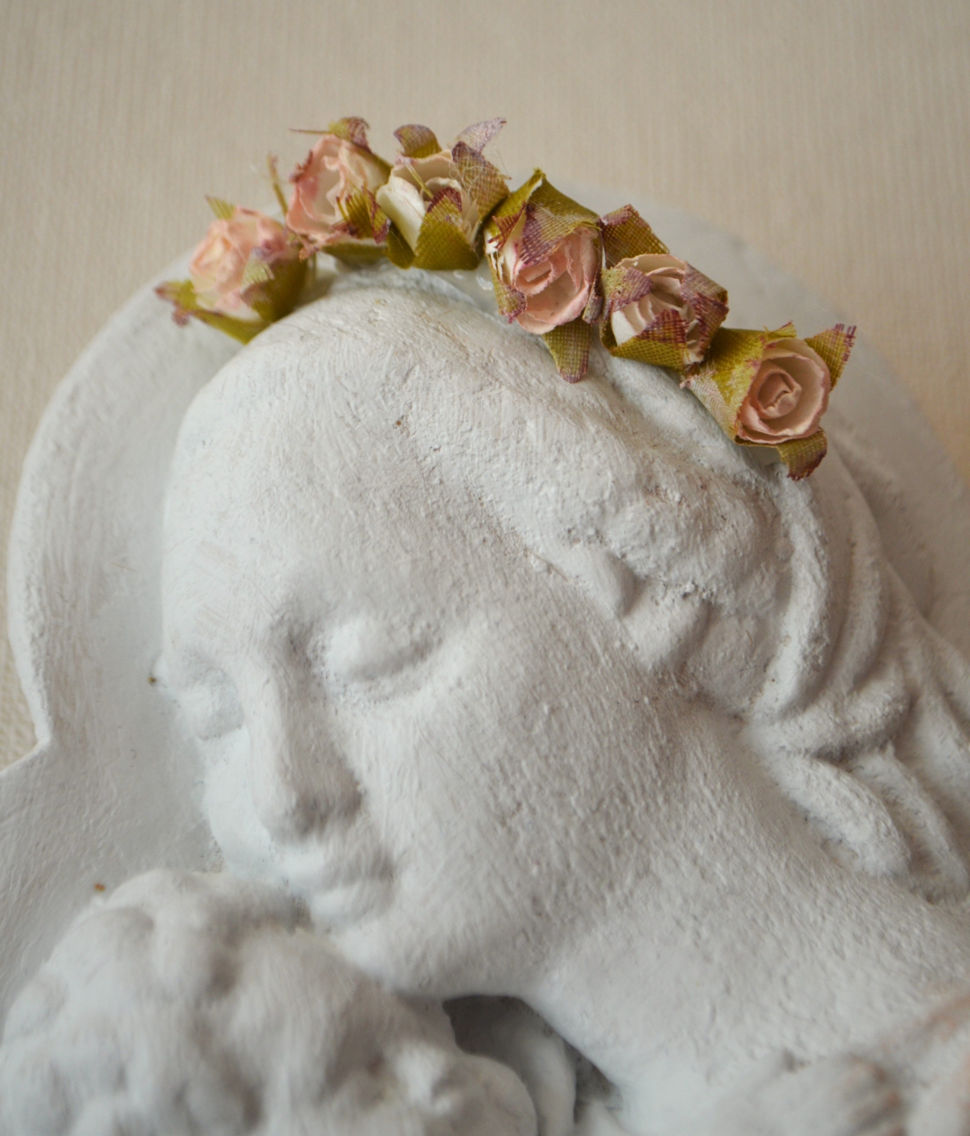 Figura religiosa decorativa Virgen con Corona de Flores - Regalo Bautizo y Primera Comunión