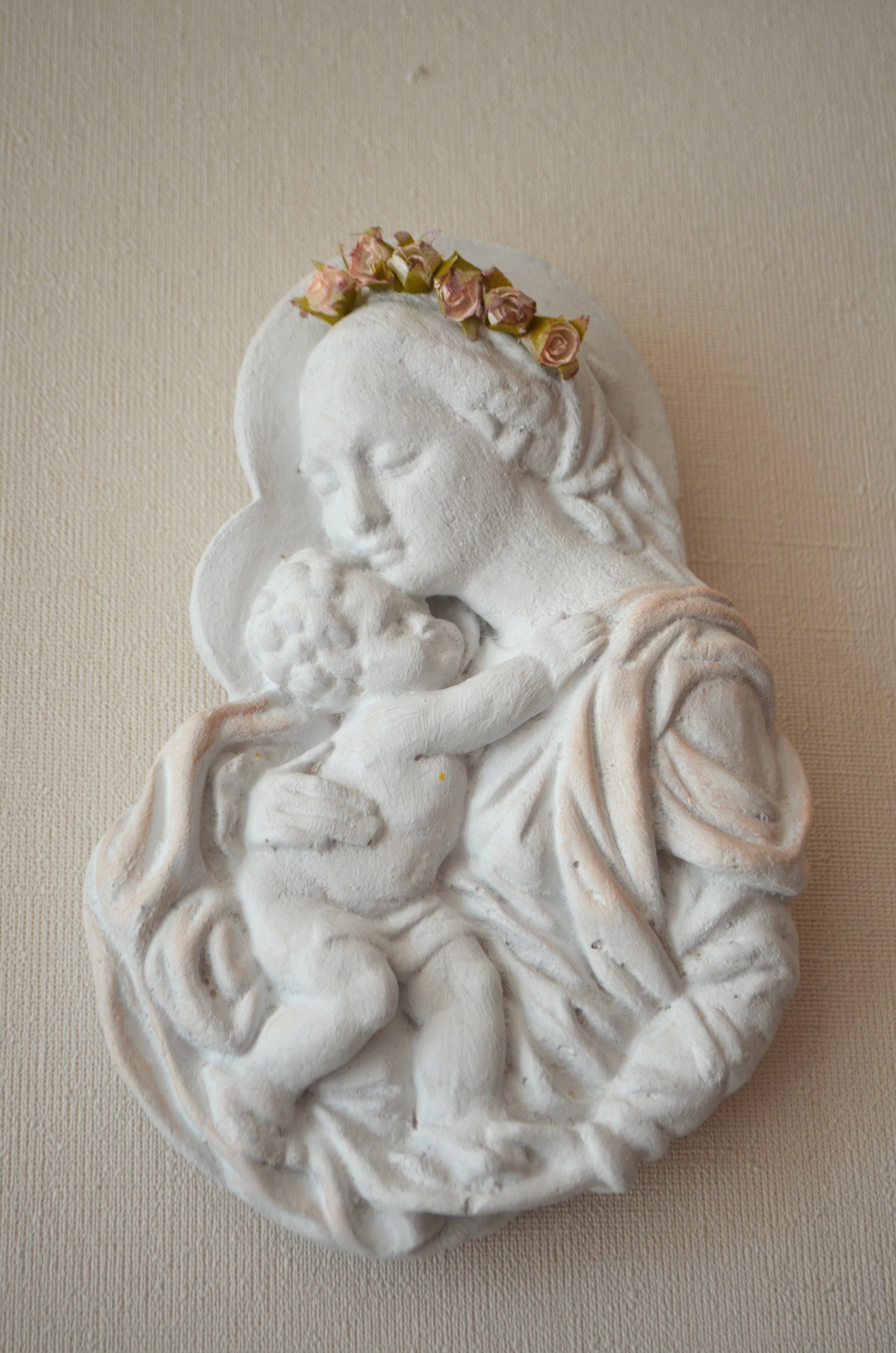 Figura religiosa decorativa Virgen con Corona de Flores - Regalo Bautizo y Primera Comunión